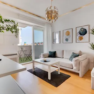 https://city-lux-apartment-1-with-garage-and-balcony.hotelinzadar.com